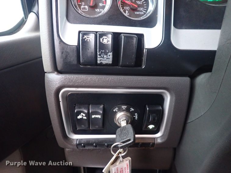 image for item DI1835 2012 Kenworth T800  semi truck