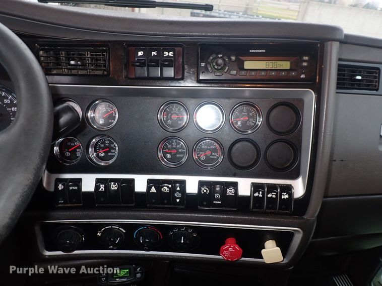 image for item DI1835 2012 Kenworth T800  semi truck