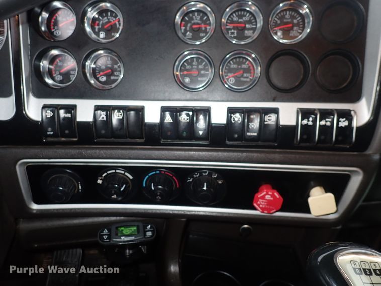 image for item DI1835 2012 Kenworth T800  semi truck