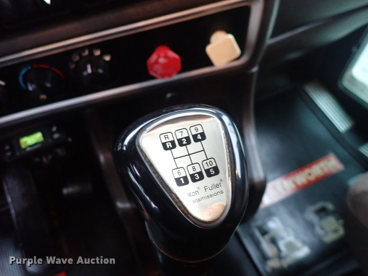 image for item DI1835 2012 Kenworth T800  semi truck