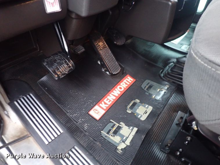 image for item DI1835 2012 Kenworth T800  semi truck