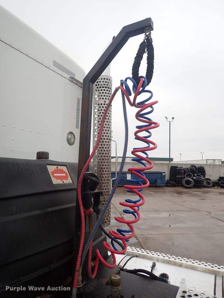 image for item DI1835 2012 Kenworth T800  semi truck