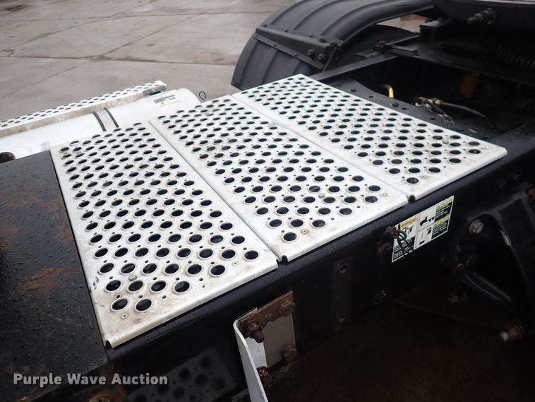 image for item DI1835 2012 Kenworth T800  semi truck