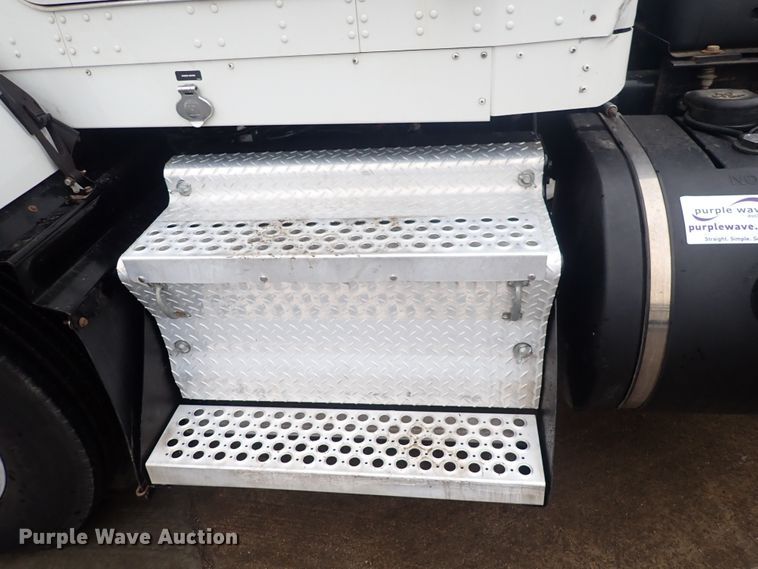 image for item DI1835 2012 Kenworth T800  semi truck