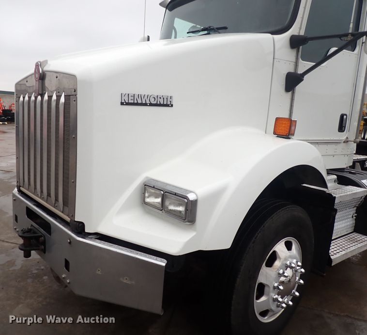 image for item DI1835 2012 Kenworth T800  semi truck