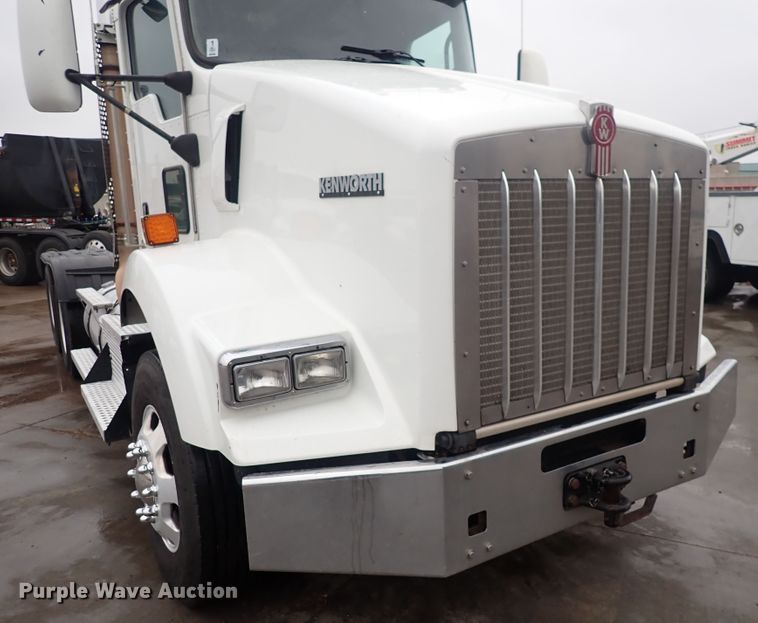 image for item DI1835 2012 Kenworth T800  semi truck