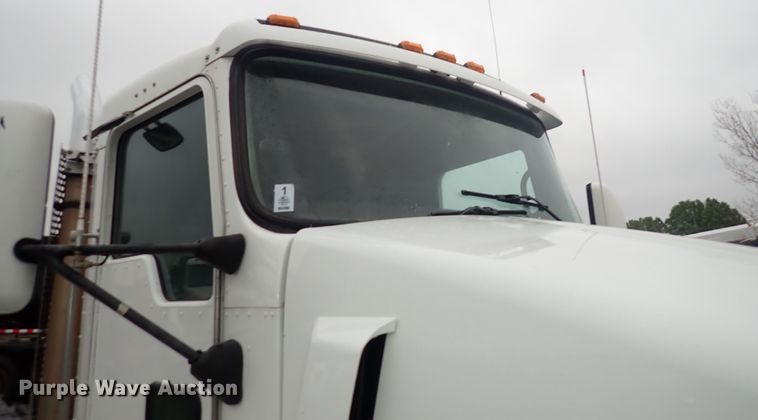 image for item DI1835 2012 Kenworth T800  semi truck