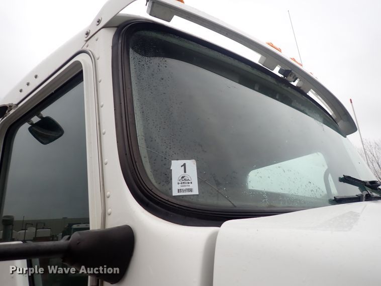 image for item DI1835 2012 Kenworth T800  semi truck