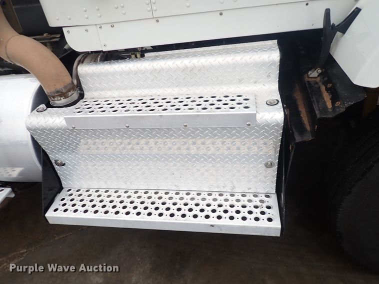 image for item DI1835 2012 Kenworth T800  semi truck