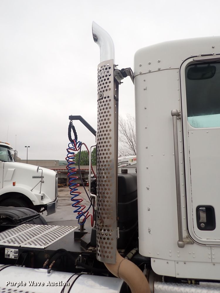 image for item DI1835 2012 Kenworth T800  semi truck