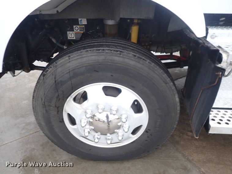 image for item DI1835 2012 Kenworth T800  semi truck