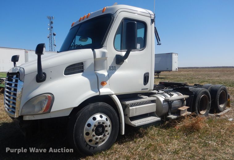 image for item DJ1253 2010 Freightliner Cascadia 113  semi truck