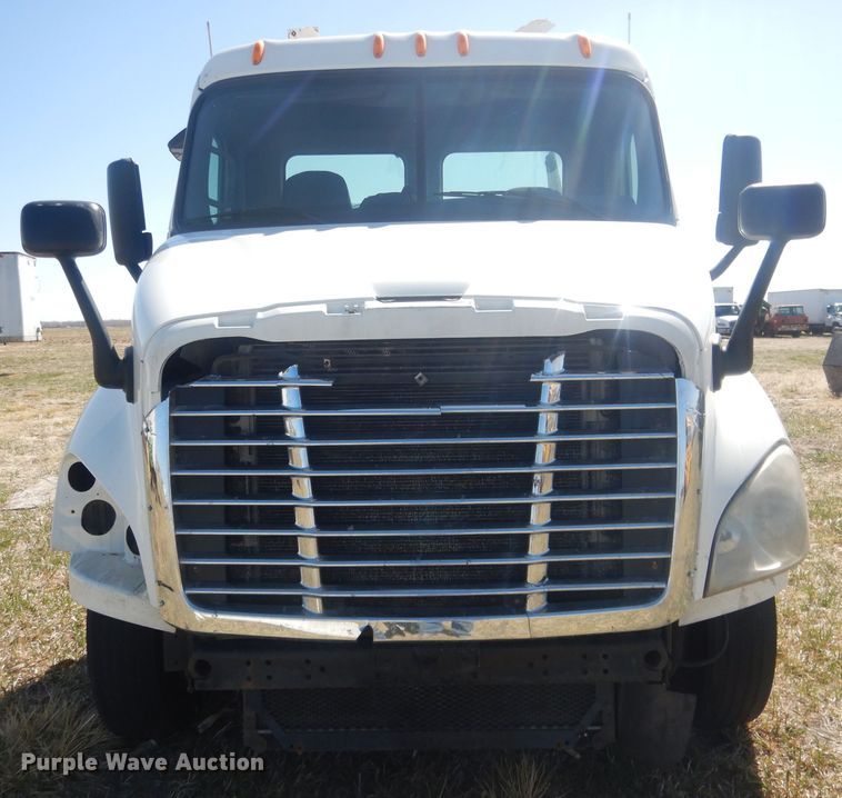 image for item DJ1253 2010 Freightliner Cascadia 113  semi truck