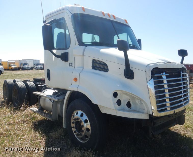 image for item DJ1253 2010 Freightliner Cascadia 113  semi truck