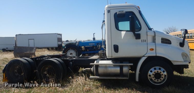 image for item DJ1253 2010 Freightliner Cascadia 113  semi truck