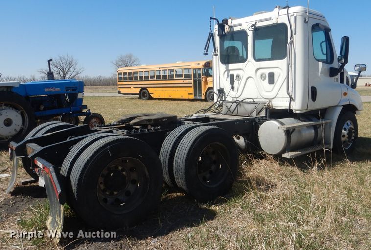 image for item DJ1253 2010 Freightliner Cascadia 113  semi truck