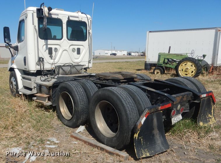 image for item DJ1253 2010 Freightliner Cascadia 113  semi truck