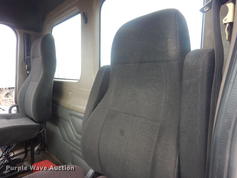 image for item DJ1253 2010 Freightliner Cascadia 113  semi truck