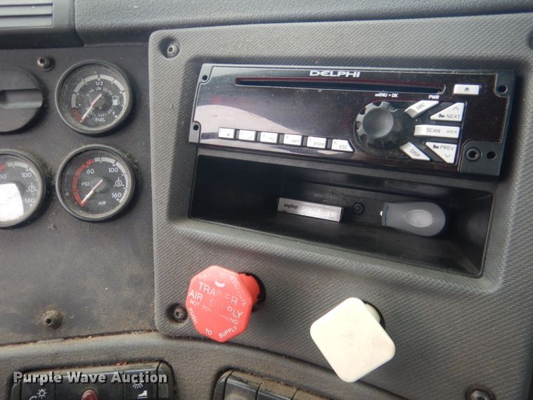 image for item DJ1253 2010 Freightliner Cascadia 113  semi truck