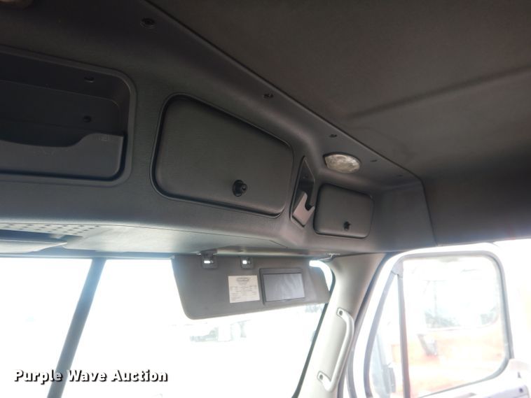 image for item DJ1253 2010 Freightliner Cascadia 113  semi truck