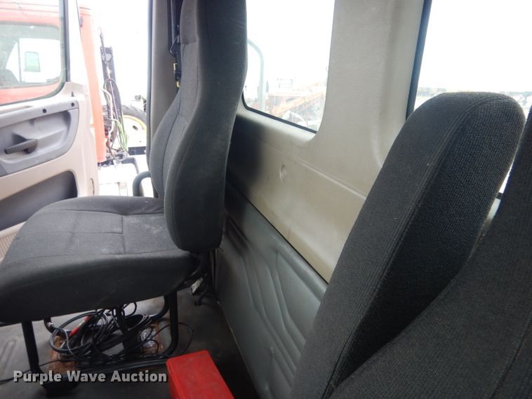 image for item DJ1253 2010 Freightliner Cascadia 113  semi truck