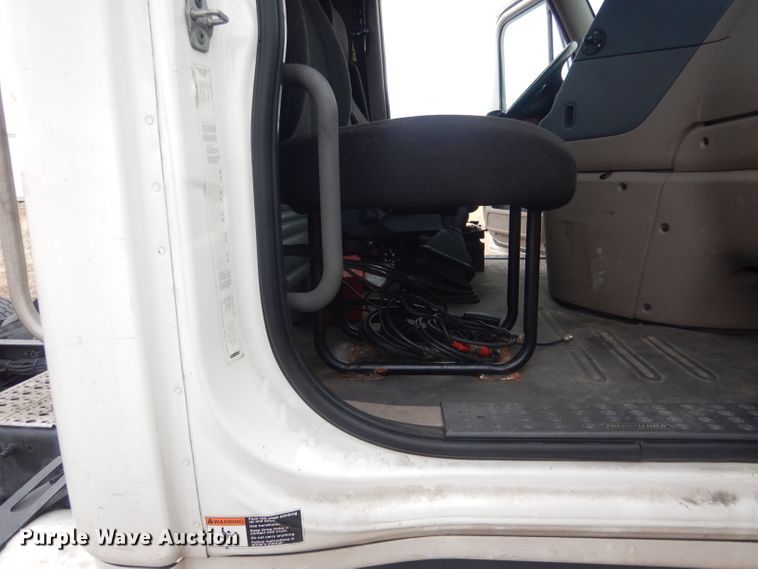 image for item DJ1253 2010 Freightliner Cascadia 113  semi truck