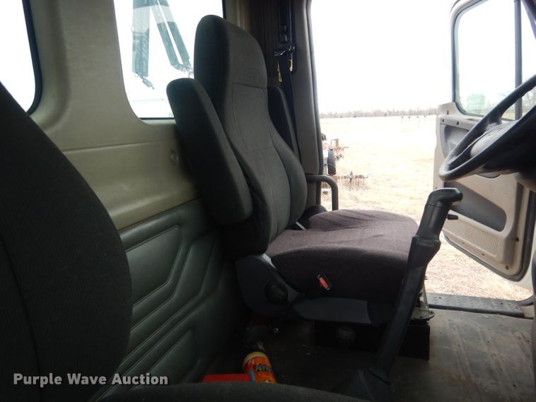 image for item DJ1253 2010 Freightliner Cascadia 113  semi truck