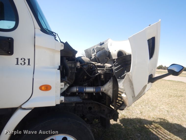 image for item DJ1253 2010 Freightliner Cascadia 113  semi truck