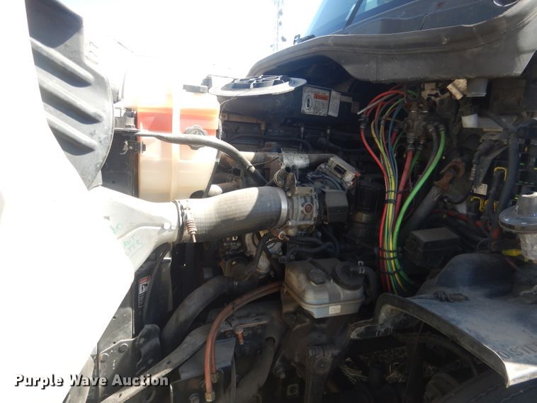 image for item DJ1253 2010 Freightliner Cascadia 113  semi truck