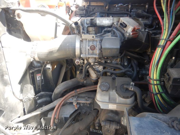 image for item DJ1253 2010 Freightliner Cascadia 113  semi truck