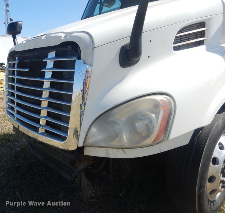 image for item DJ1253 2010 Freightliner Cascadia 113  semi truck