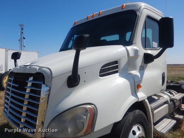 image for item DJ1253 2010 Freightliner Cascadia 113  semi truck