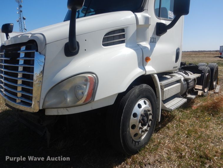 image for item DJ1253 2010 Freightliner Cascadia 113  semi truck