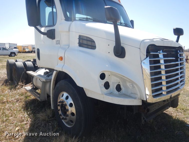 image for item DJ1253 2010 Freightliner Cascadia 113  semi truck