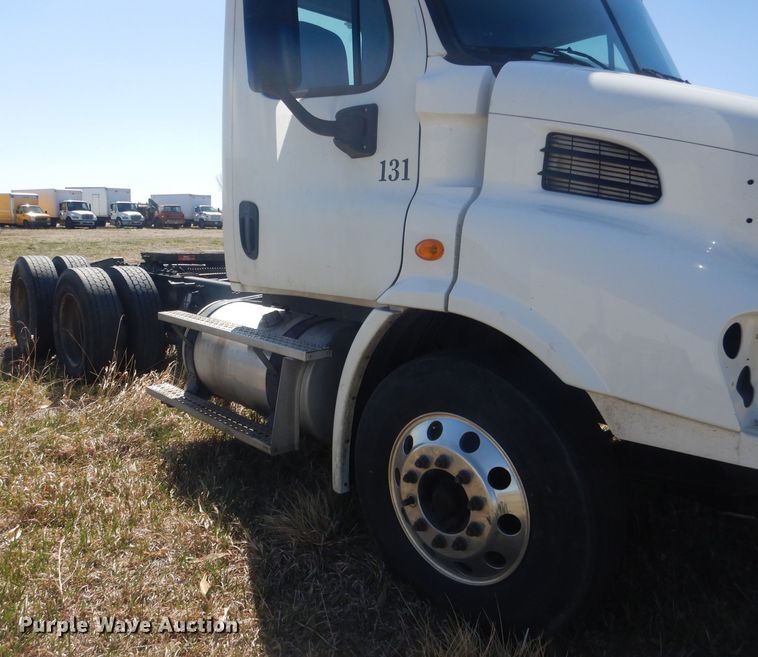 image for item DJ1253 2010 Freightliner Cascadia 113  semi truck