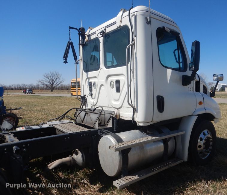 image for item DJ1253 2010 Freightliner Cascadia 113  semi truck