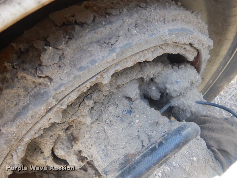 image for item DJ1253 2010 Freightliner Cascadia 113  semi truck