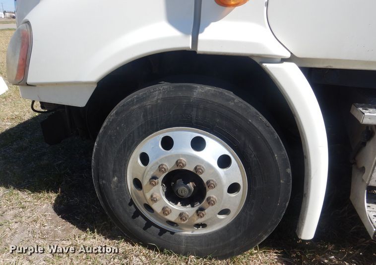 image for item DJ1253 2010 Freightliner Cascadia 113  semi truck