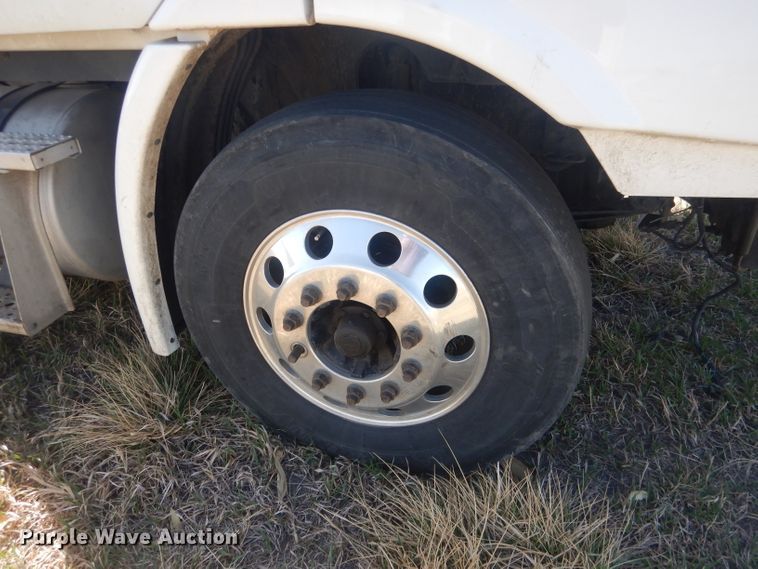 image for item DJ1253 2010 Freightliner Cascadia 113  semi truck