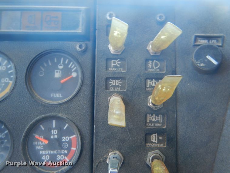 image for item DJ1258 1987 Mack MH613  semi truck