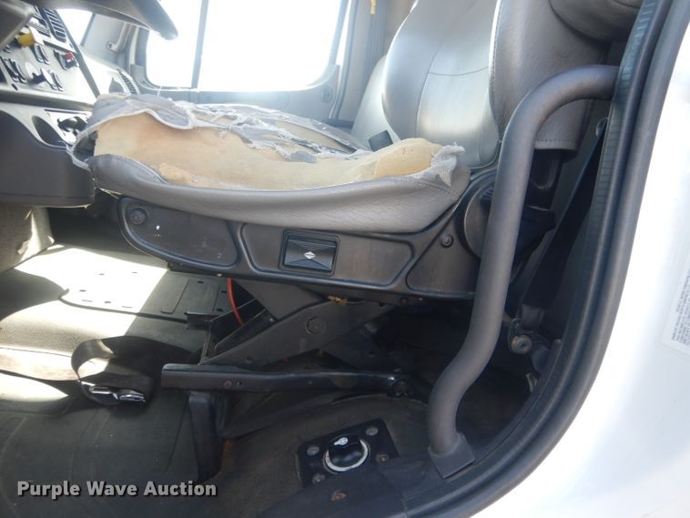 image for item DJ1303 2017 Freightliner Business Class M2 106  box truck