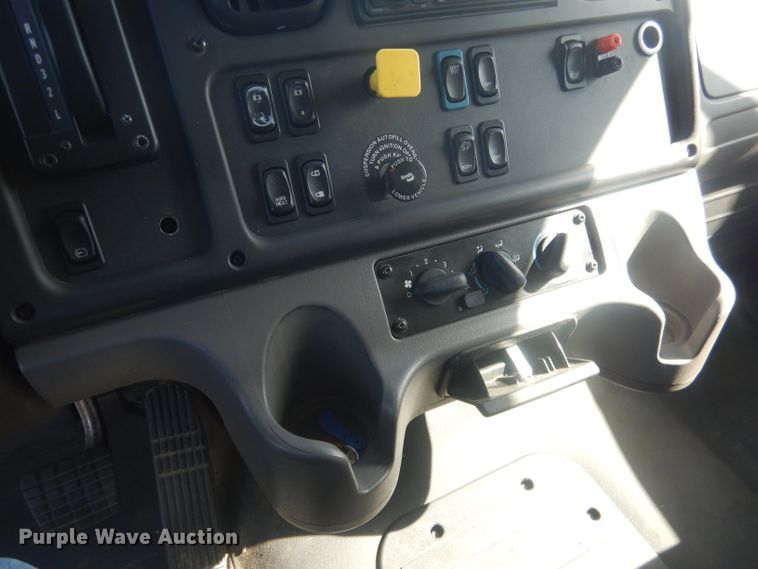 image for item DJ1303 2017 Freightliner Business Class M2 106  box truck