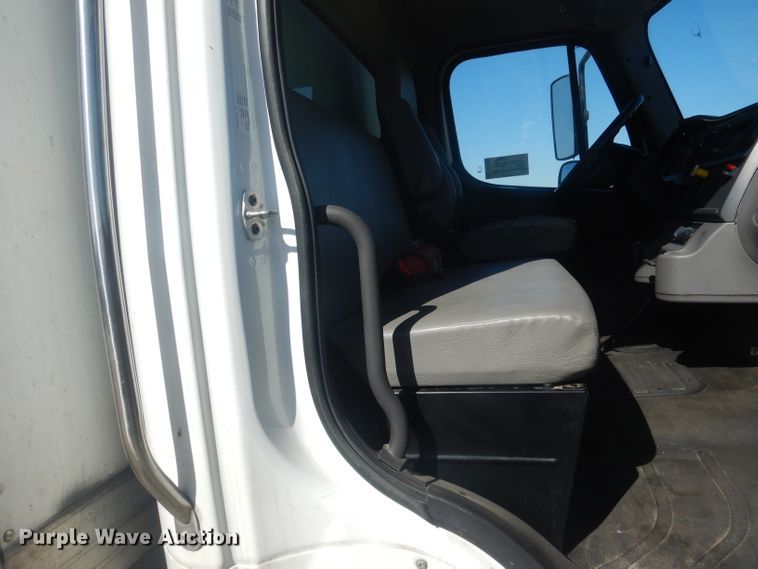 image for item DJ1303 2017 Freightliner Business Class M2 106  box truck