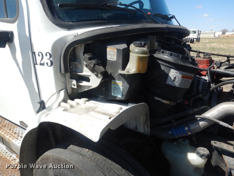 image for item DJ1305 2015 Freightliner Business Class M2 106  box truck