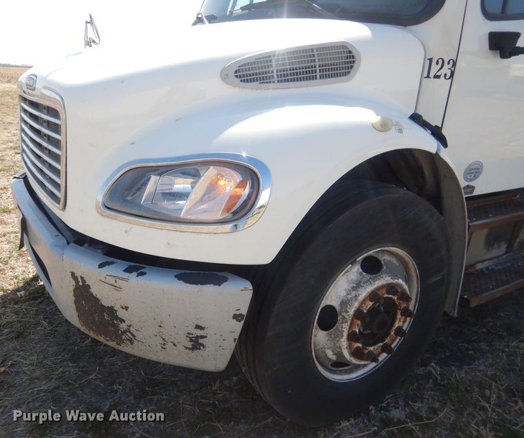 image for item DJ1305 2015 Freightliner Business Class M2 106  box truck