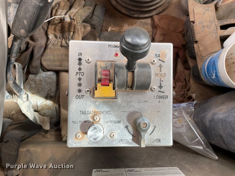 image for item DJ5083 2006 Mack CHN613  dump truck