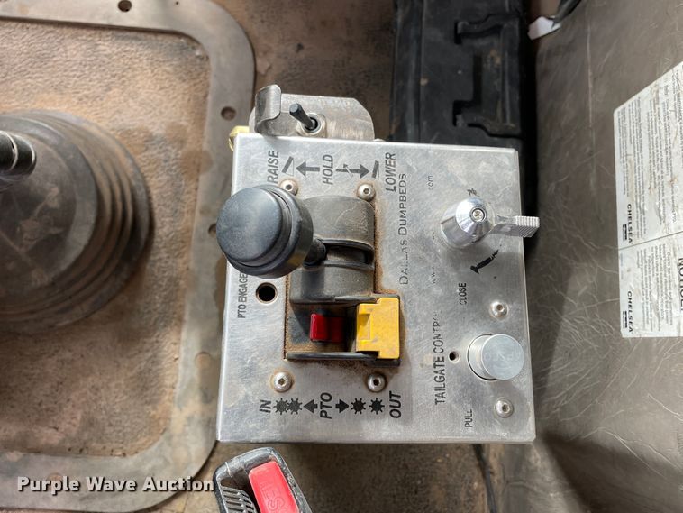 image for item DJ5085 2006 Mack CHN613  dump truck