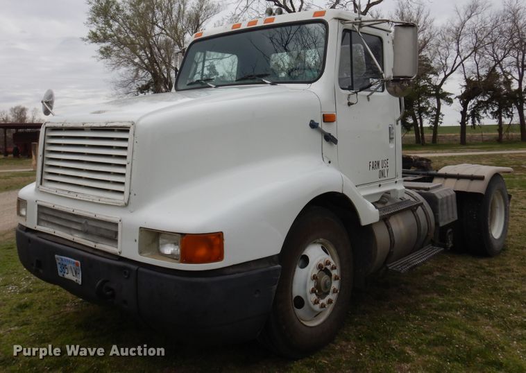 image for item DK0817 1994 International 8200  semi truck