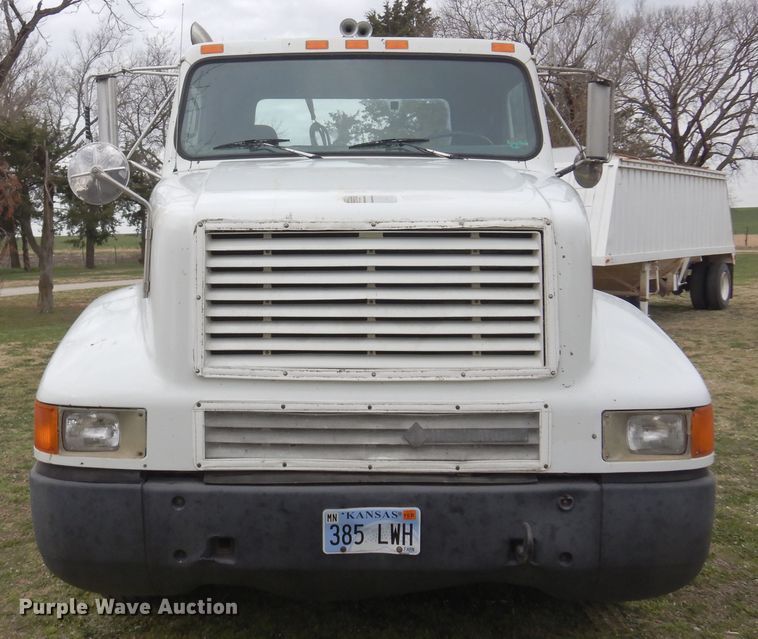 image for item DK0817 1994 International 8200  semi truck