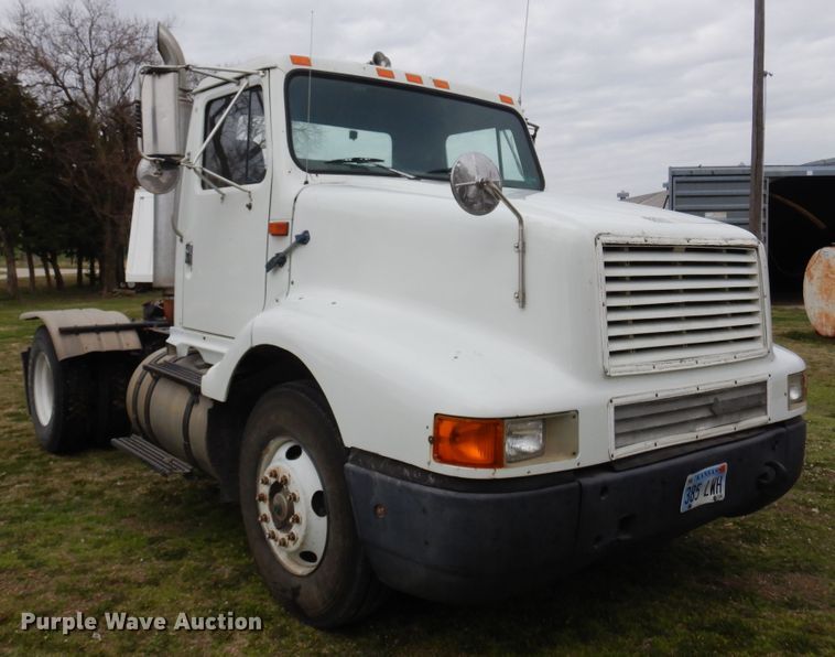 image for item DK0817 1994 International 8200  semi truck